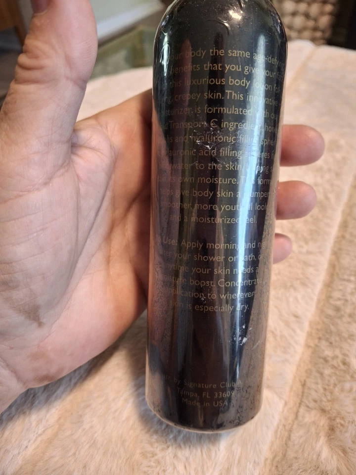Loción corporal hialurónica de onza de oro Signature Club A Rapid Transport C infundida Foto 4 de 4