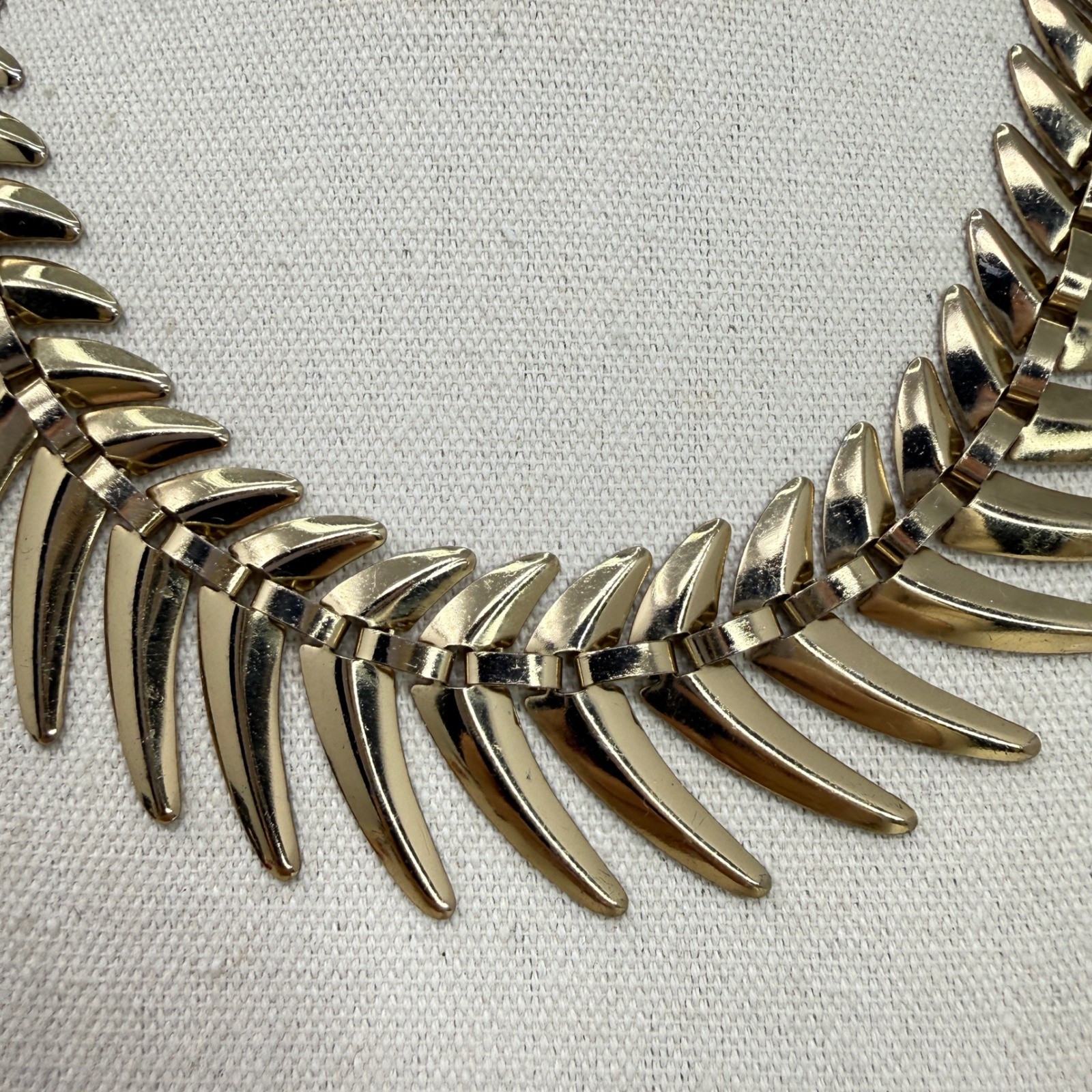 Chunky Leaf Pattern Necklace Articulated Bold Sta… - image 2