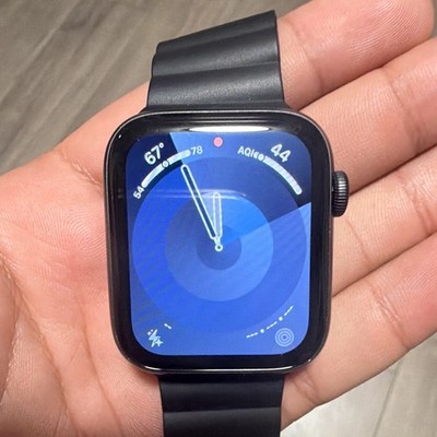Apple Watch SE 2nd Gen 44mm GPS 32GB Black w/Black Silicone Band *GOOD CONDITION