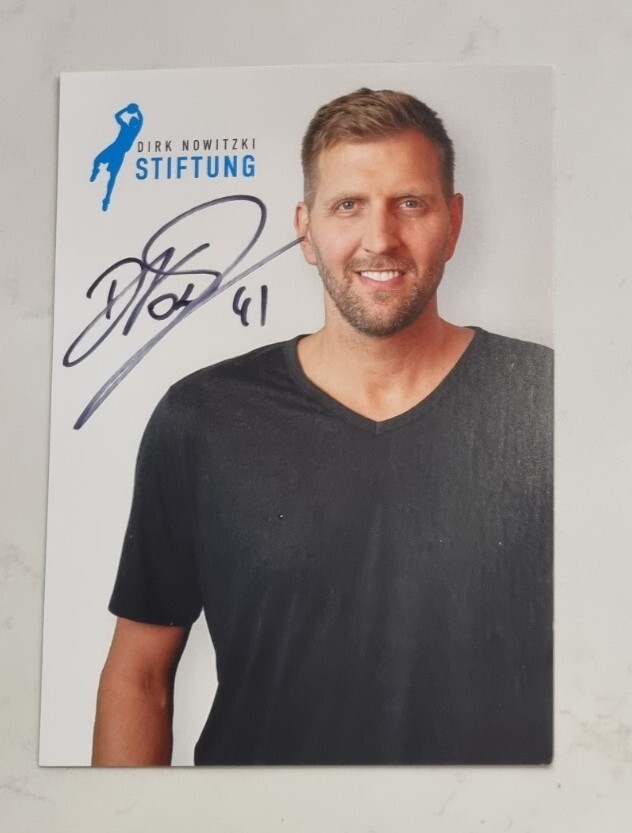 DIRK NOWITZKI HAND SIGNED 4X6 DALLAS MAVERICKS PROMO POSTCARD 