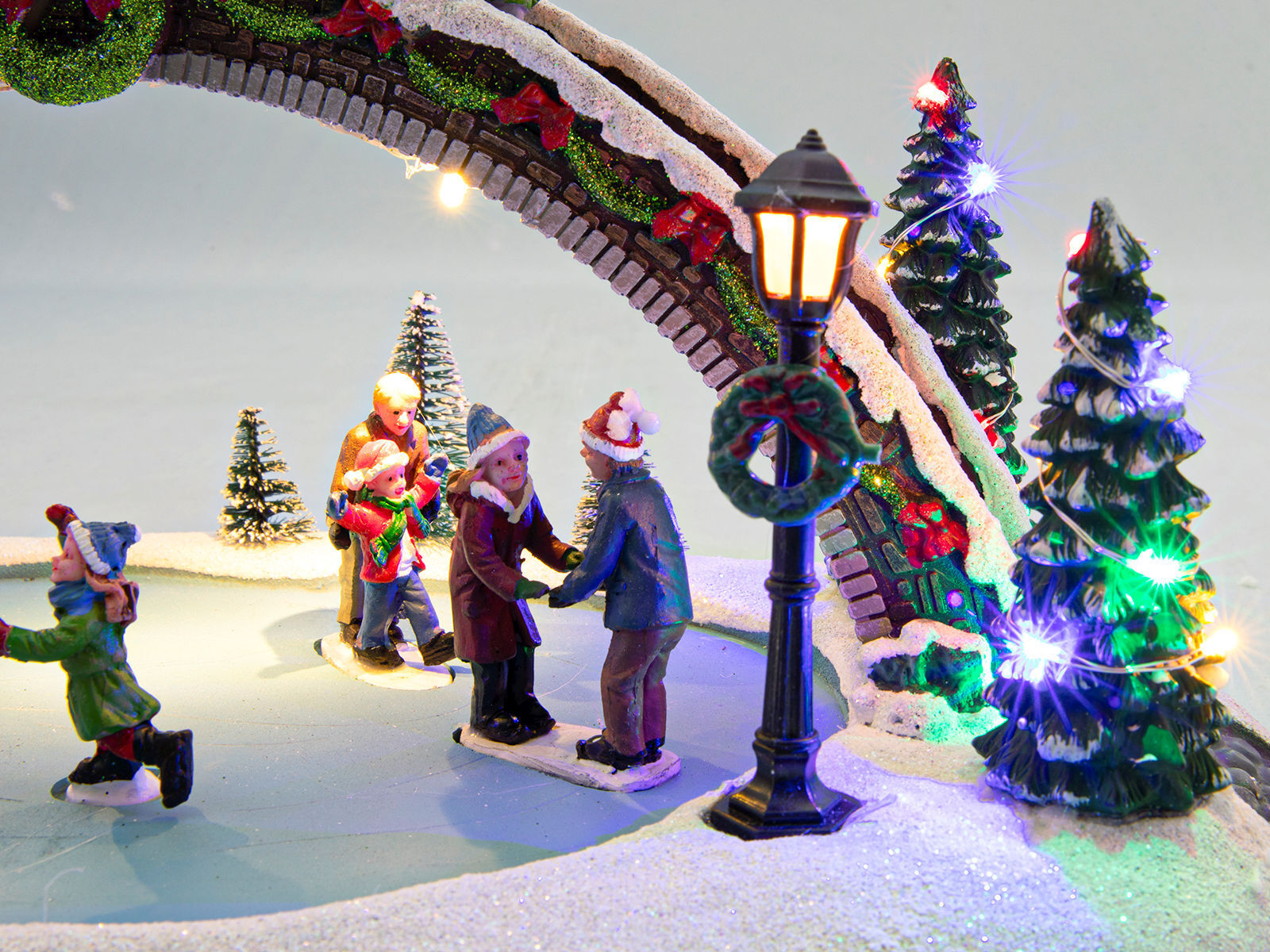 LED Weihnachts Dorf Szene Schlittschuhbahn - Deko Eisbahn beleuchtet mit Musik
