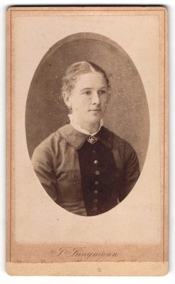 Fotografie J. Jungmann, Basel, Hammerstr. 53, Junge Dame im Kleid mit Kragenbro 