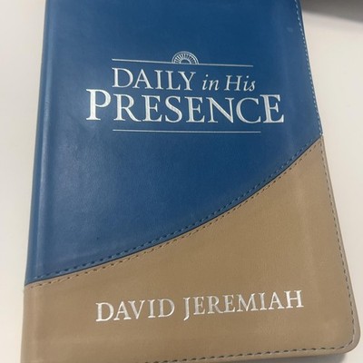 Daily In His Presence David Jeremiah Blue Tan HC Turning Point 2019 USA