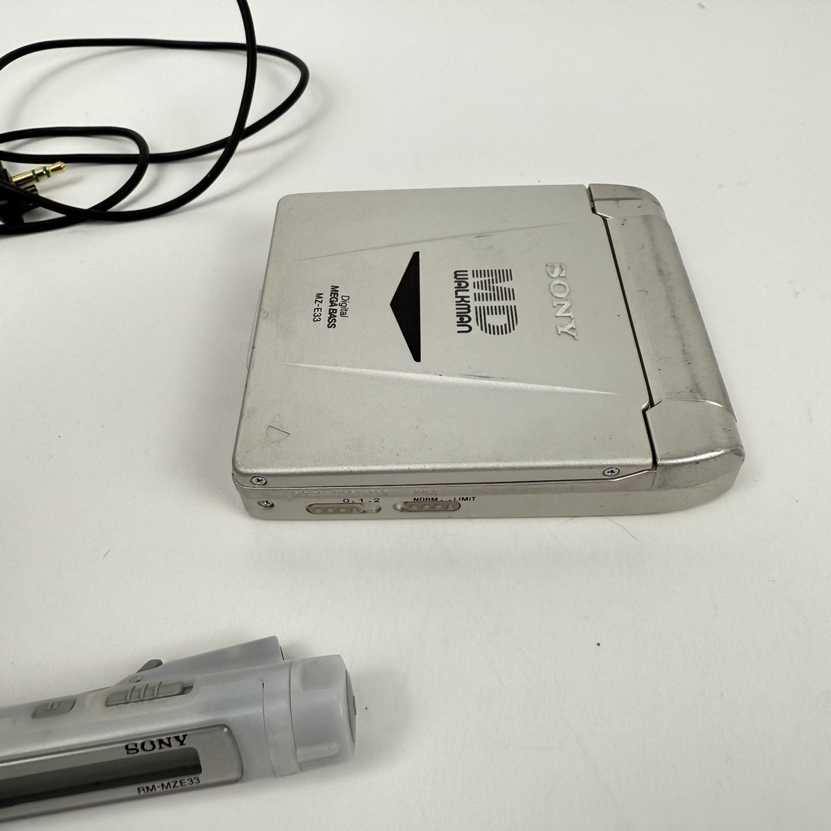 Sony Portable Minidisc Player Walkman MZ-E33 & Remote RM-MZE33