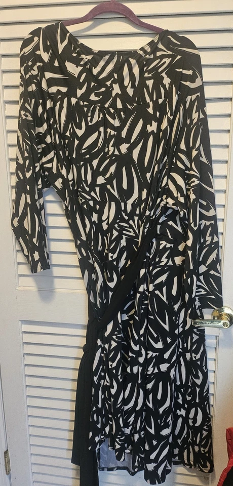 Vestido envolvente IGIGI cuello en V manga larga, corbata cintura midi negro/crema talla 22/24 Foto 3 de 3