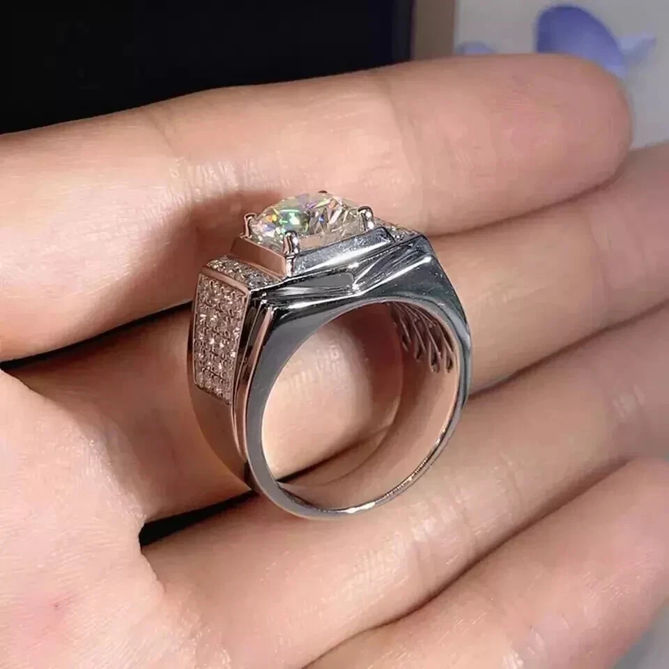 Anillo de compromiso de oro blanco de 14 K con acabado de diamantes creados en laboratorio de corte redondo de 3,00 quilates para hombre Foto 4 de 4