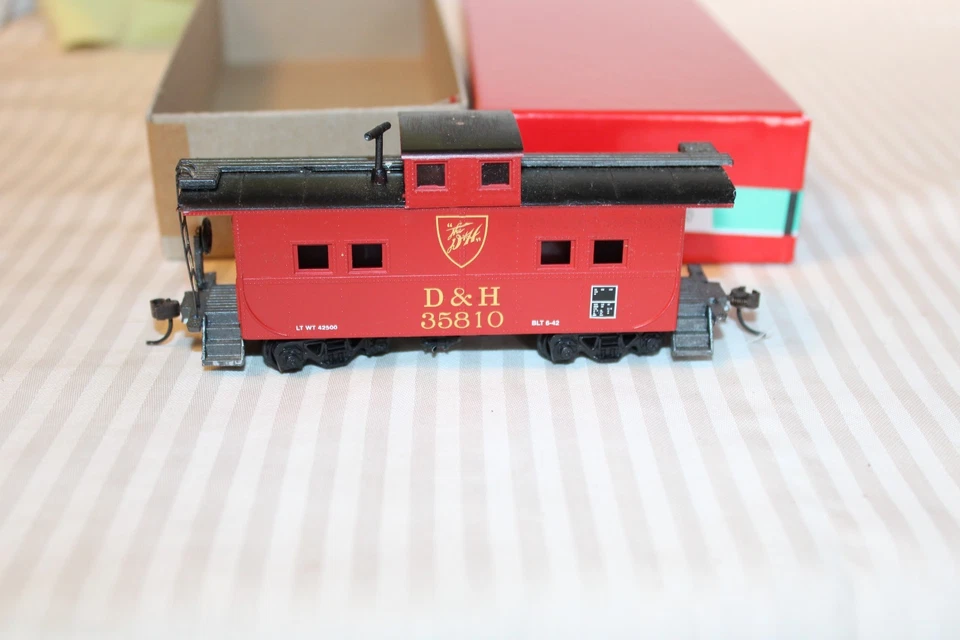 HO Scale Unbranded, Cupola Caboose, Delaware & Hudson, Red, #35810 Built - Image 3 of 4