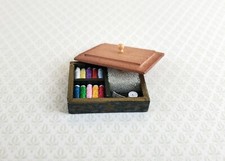 Juego de caja de costura miniatura para casa de muñecas con hilo y cinta métrica escala 1:12