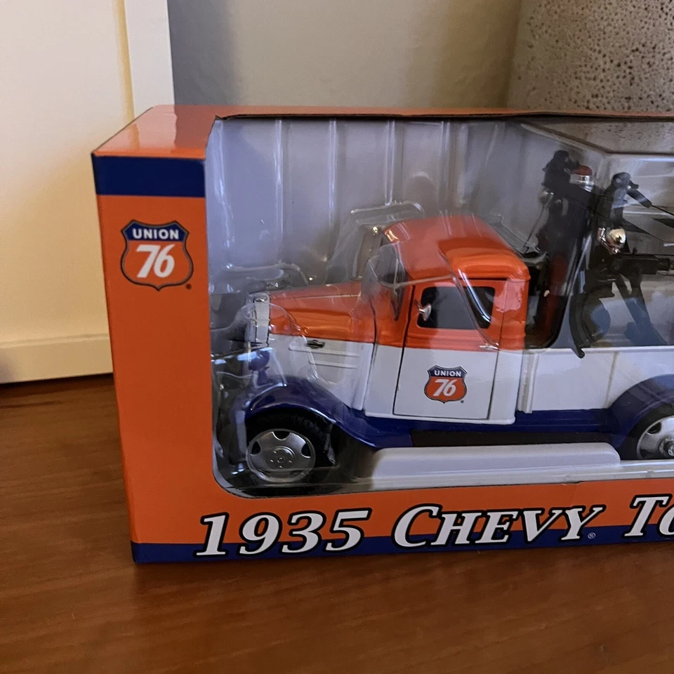 CROWN PREMIUMS DIE CAST 1935 CHEVY Tow Truck Union 76 Scale 1:24 Classic - Image 3 of 4