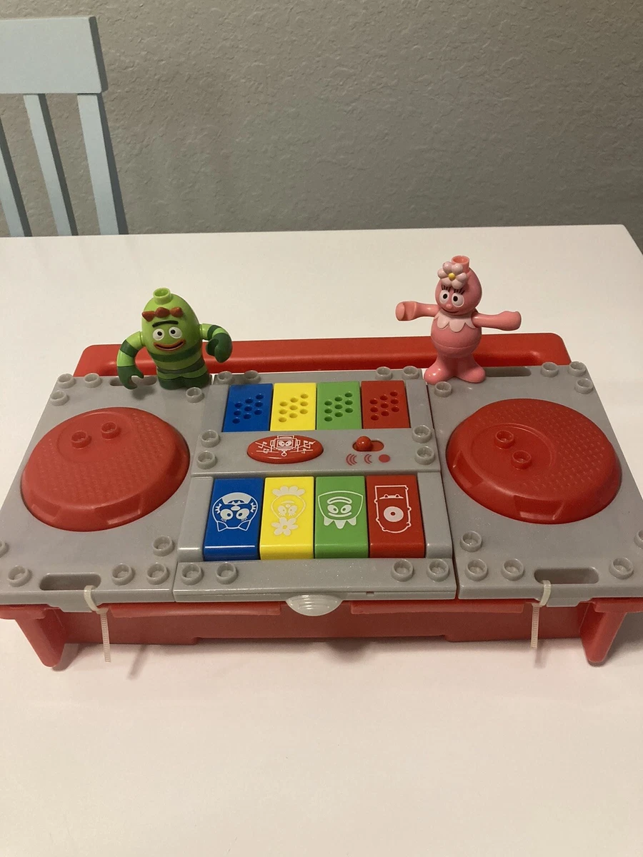 Yo Gabba Gabba 2009 Mega Bloks Boom Box Sound not working / comes with 2  gabbas