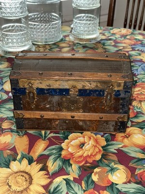 ANTIQUE VICTORIAN SALESMAN SAMPLE DOLL HUMP BACKDOME TOP TRUNK TIN & WOOD 