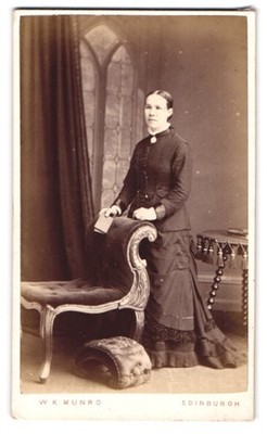 Fotografie W. K. Munro, Edinburgh, junge Frau im dunklen Kleid mit Spitzenkrage 