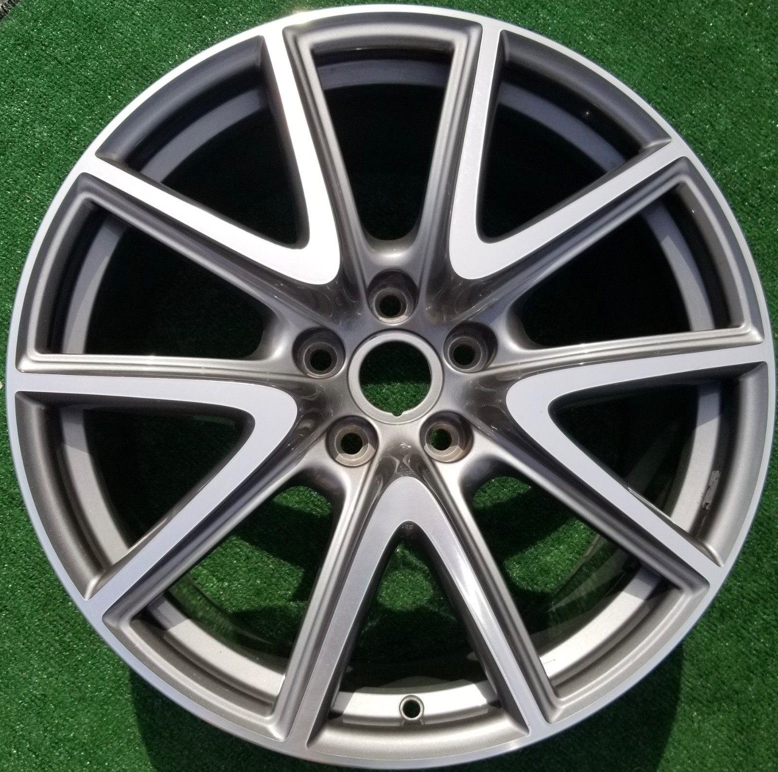 Aston Martin Vantage Vantage Rear Wheel P/N BG331007HA