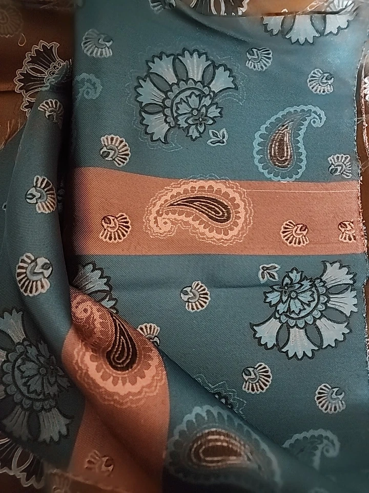 Tapiz Seda Charmeuse Tela Metálica Teal Cachemira 3.5 yardas Tapicería Brillo Foto 2 de 2