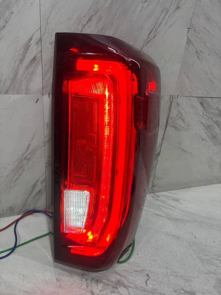 GMC SIERRA 1500 2019-2023 luz trasera exterior OEM lado del pasajero derecho LED 84831183 Foto 3 de 4
