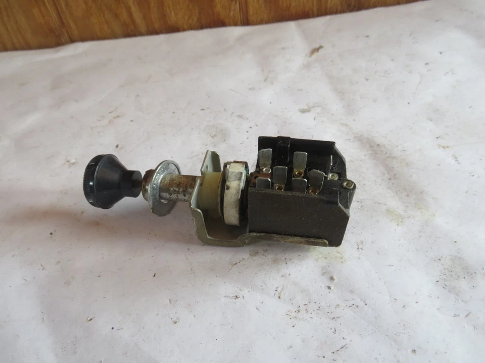 INTERRUPTOR DE FAROS CON LLAVE 68 AMC AMERICAN RAMBLER ROGUE SCRAMBLER S/C Foto 4 de 4