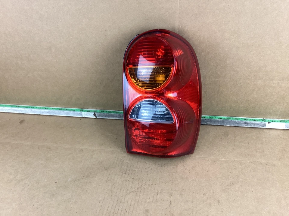 Задний правый задний фонарь в сборе для Jeep Liberty 2002 - 2004 годов выпуска - Изображение 2 из 4