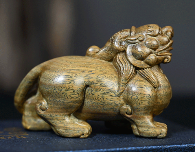 ZQ044 - 8 *3.3 * 5.5 CM Hand Carved Green Sandalwood Netsuke ZQ044 - 8 *3.3 * 5.5 CM Hand Carved Green Sandalwood Netsuke