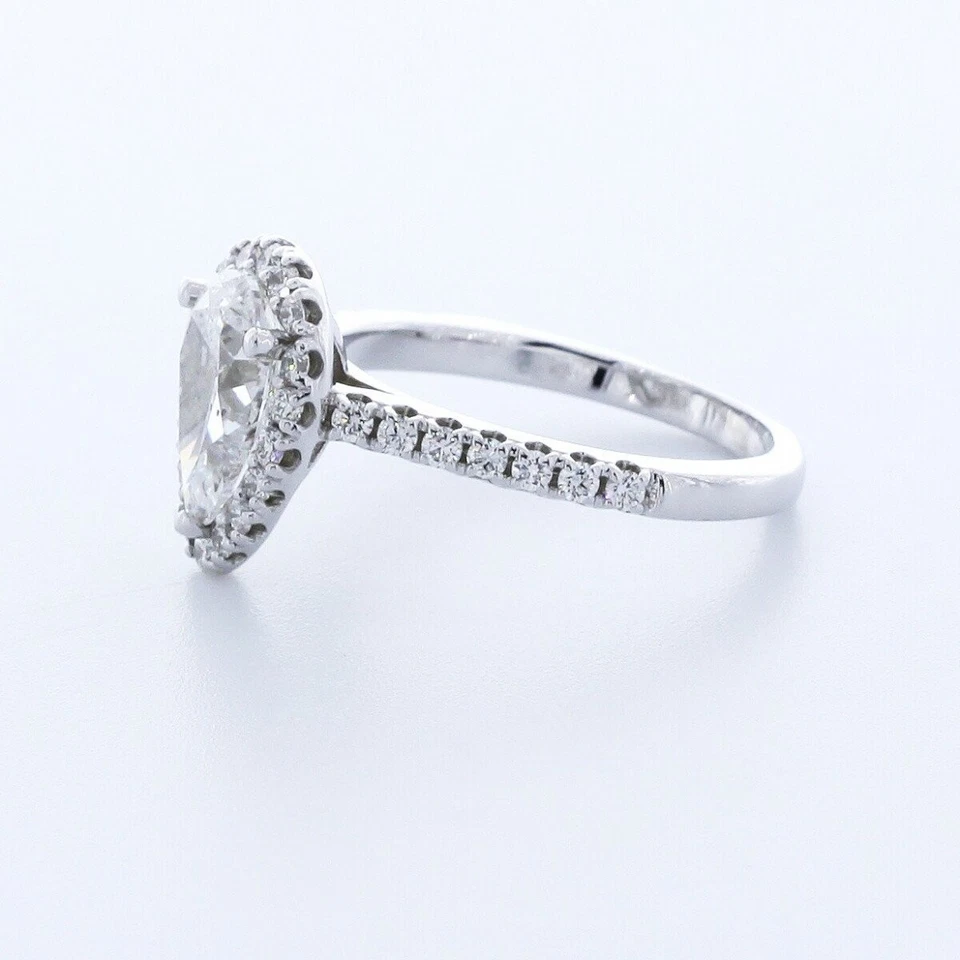 Anillo de acento de halo con montura de punta de oro de 14 K de 1,7 quilates de diamante creado en laboratorio E/VS2 Foto 3 de 4