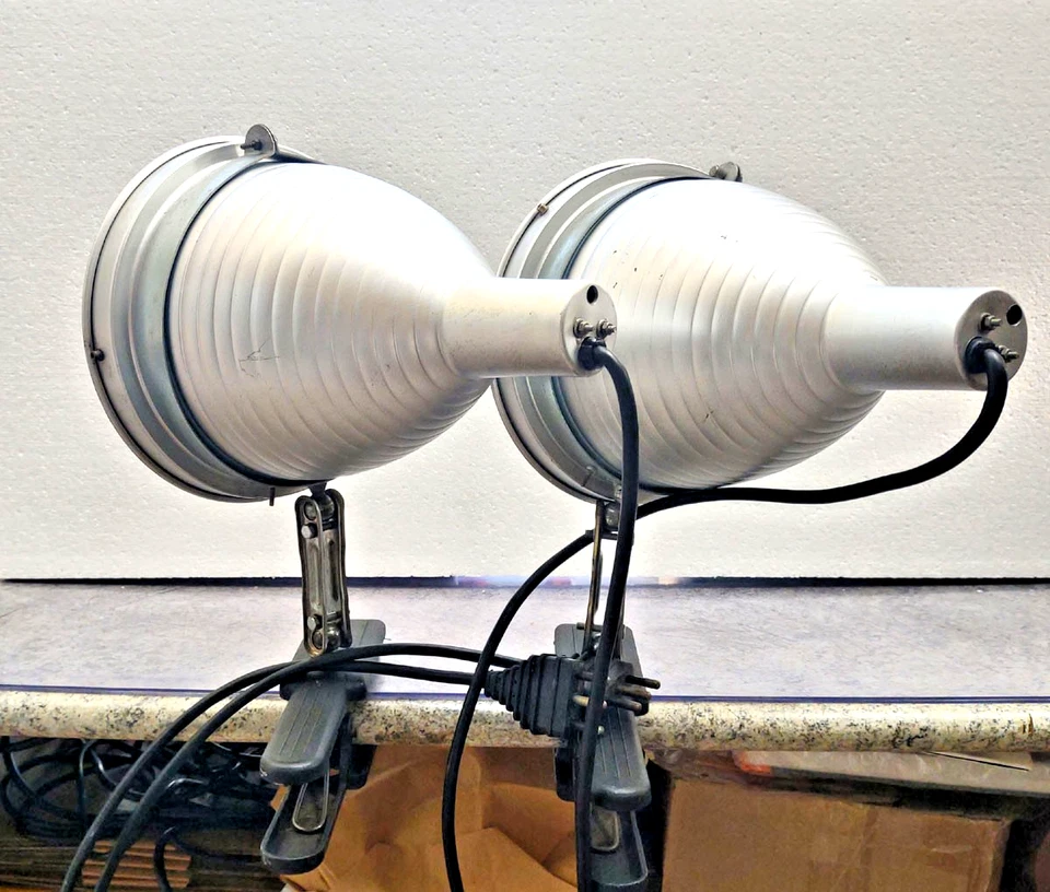 Coppia di fari  da teatro cinema discoteca anni 60/70 in alluminio Modernariato - Immagine 2 di 4