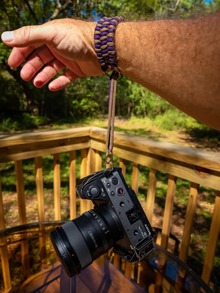 Correa de muñeca para cámara Saftey Paracord 550 hecha a mano púrpura y tostado/marrón. Foto 3 de 4