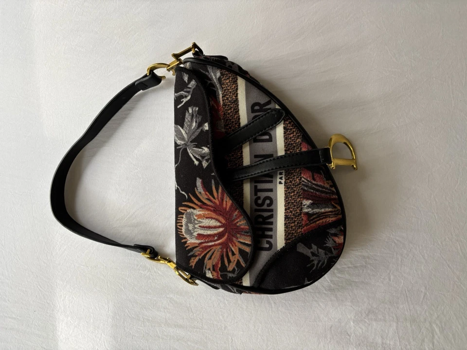 D Floral Canvas Handbag with Wooden Handles and Flowers Design - Image 2 of 3