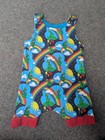 Pelele corto de verano Dinocorn arco iris colorido brillante hecho a mano 4-5 años usado en excelente estado