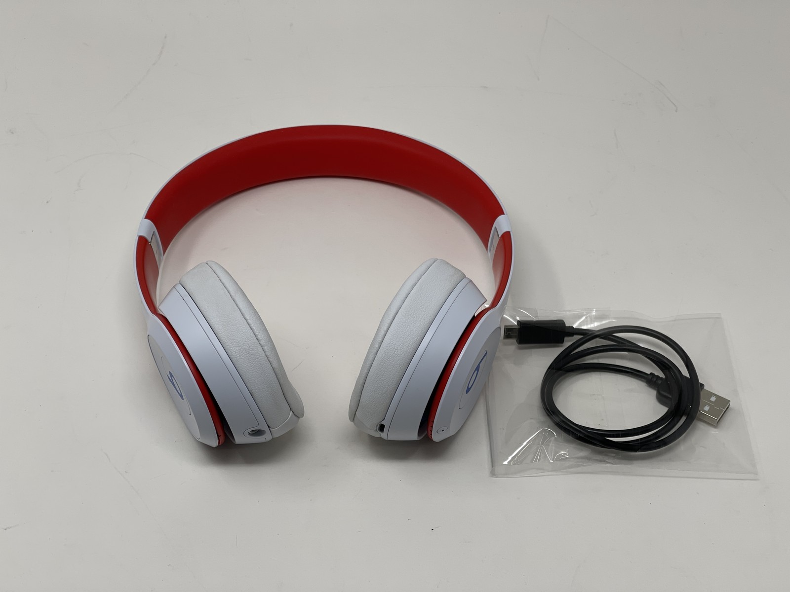 Beats by Dr. Dre Solo3 Wireless Headphones Club White A1796 MV8V2LL/A Good