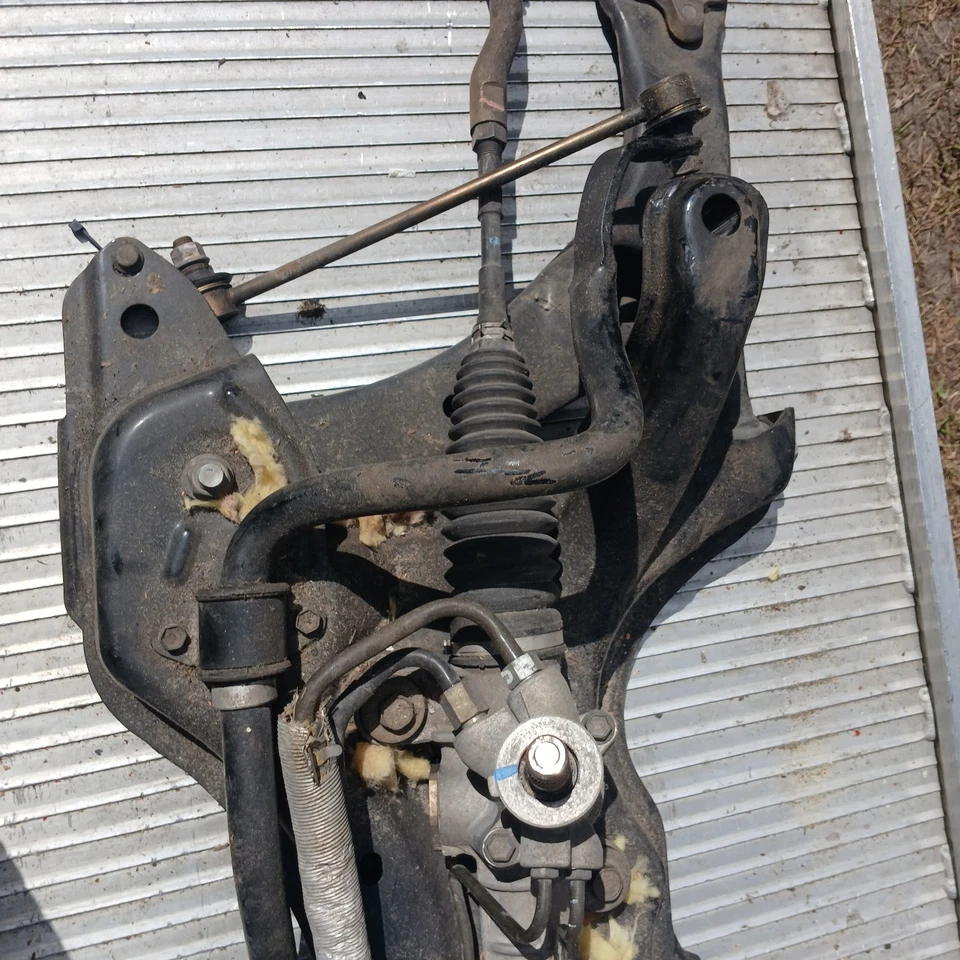 Subchasis de suspensión delantera TOYOTA COROLLA 2004 con engranaje de dirección y tirantes Foto 3 de 4