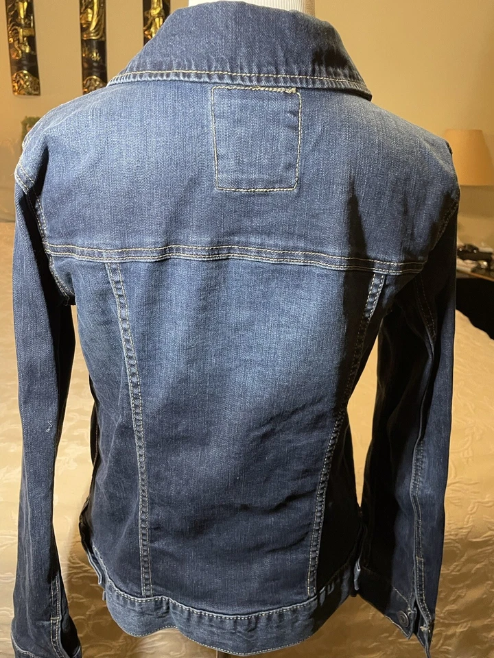 Chaqueta vaquera para mujer lavada a la oscuridad, ligeramente desgastada, talla S Lauren Conrad Usada en Excelente Condición Foto 4 de 4