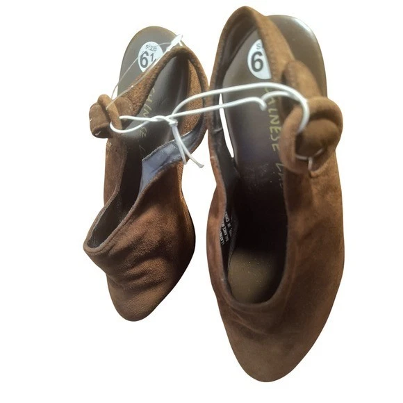 Tacón de cuña de gamuza marrón lavandería chino hebilla de mulas estilo informal Foto 2 de 4