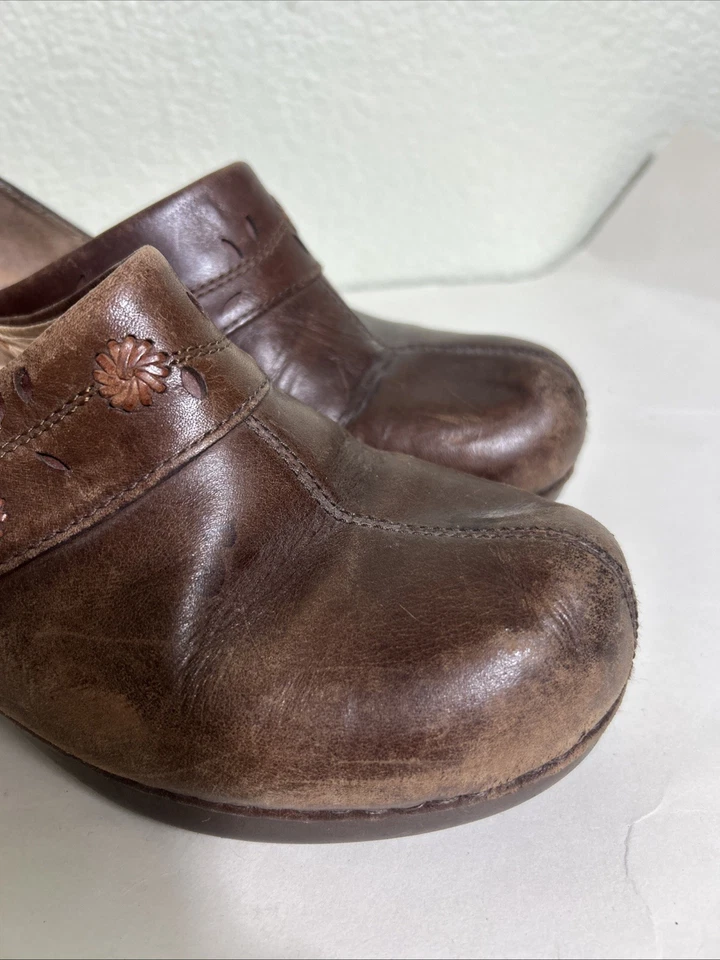 Zueco Dansko de cuero en relieve con detalles florales marrón talla 39 EE. UU. 8,5-9 Foto 2 de 4