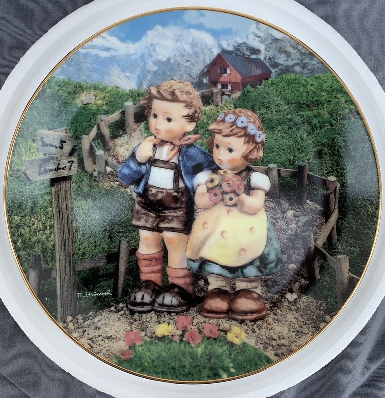 Hummel “Country Crossroads”Plate