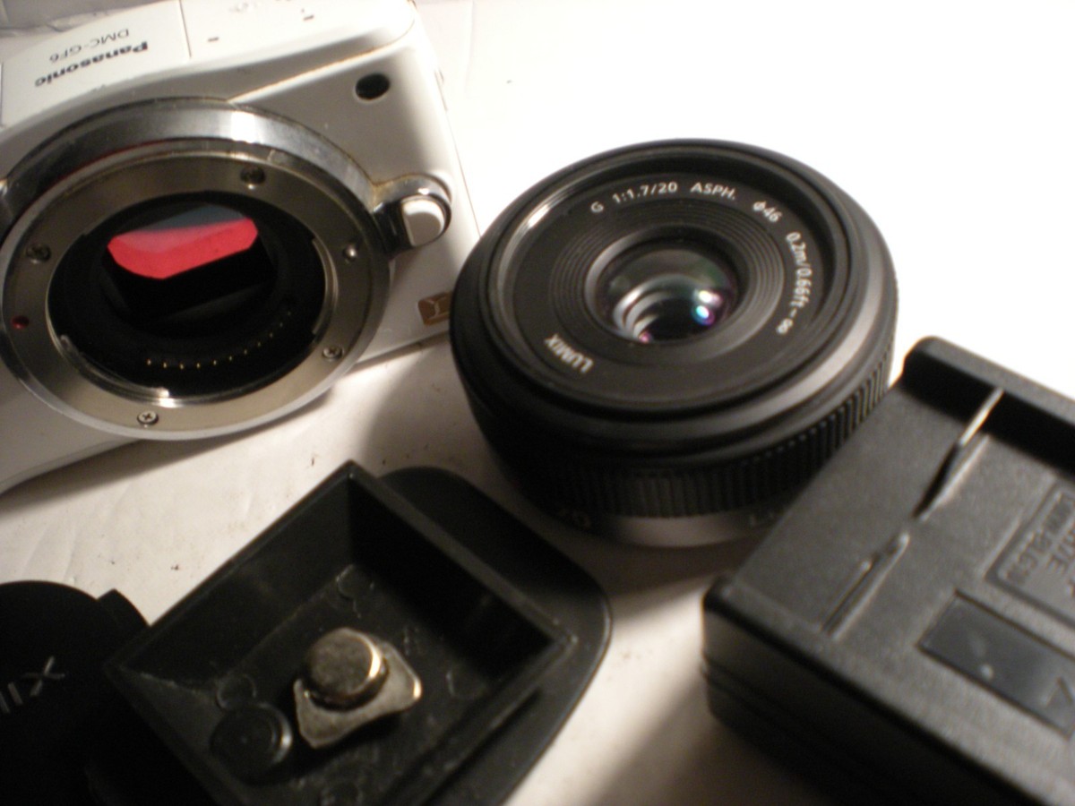 Panasonic LUMIX DMC-GF6 16.0MP White w/ LUMIX G f/1.7/20 ASPH G 20