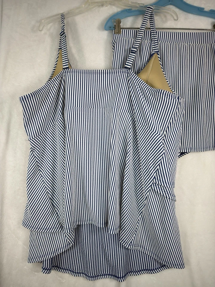 Conjunto de trajes de baño Cacique Swim 28 Tankini Seersucker azul a rayas parte superior inferior para mujer Foto 2 de 4