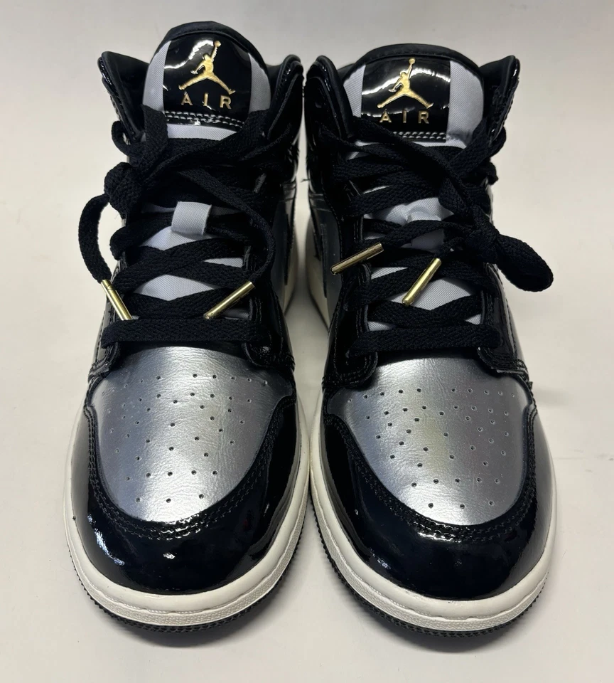 Zapatos para hombre Air Jordan 1 Mid SE (GS) grandes para niños negros/plateados metálicos talla 7 Foto 2 de 4
