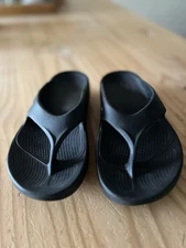 oofos black flip flop sandals M4 / W6 slide