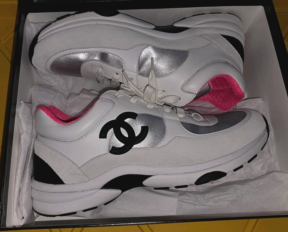 CHANEL シルバー ホワイト ピンク スニーカー Authentic Chanel Silver Pink Suede Leather CC Sneakers Size IT 41