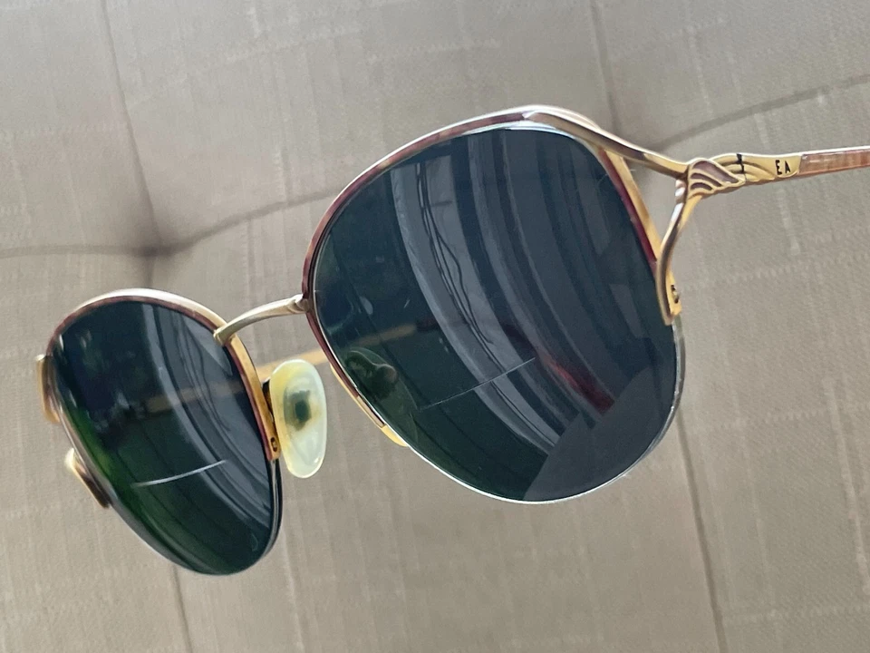 Óculos vintage Elizabeth Arden armação tom dourado meia borda Leia desc - Imagem 2 de 4