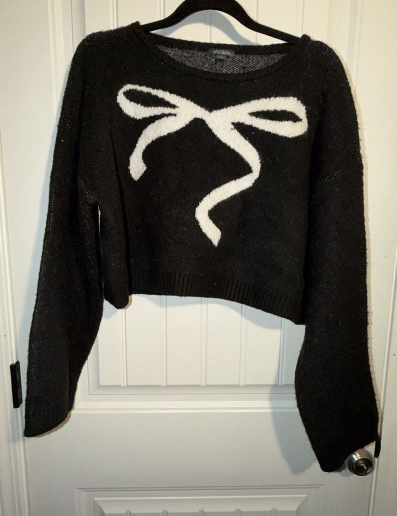 Wild Fable Black Cropped Long Sleeve Sweater with White Bow Jacquard small hole, photo 2