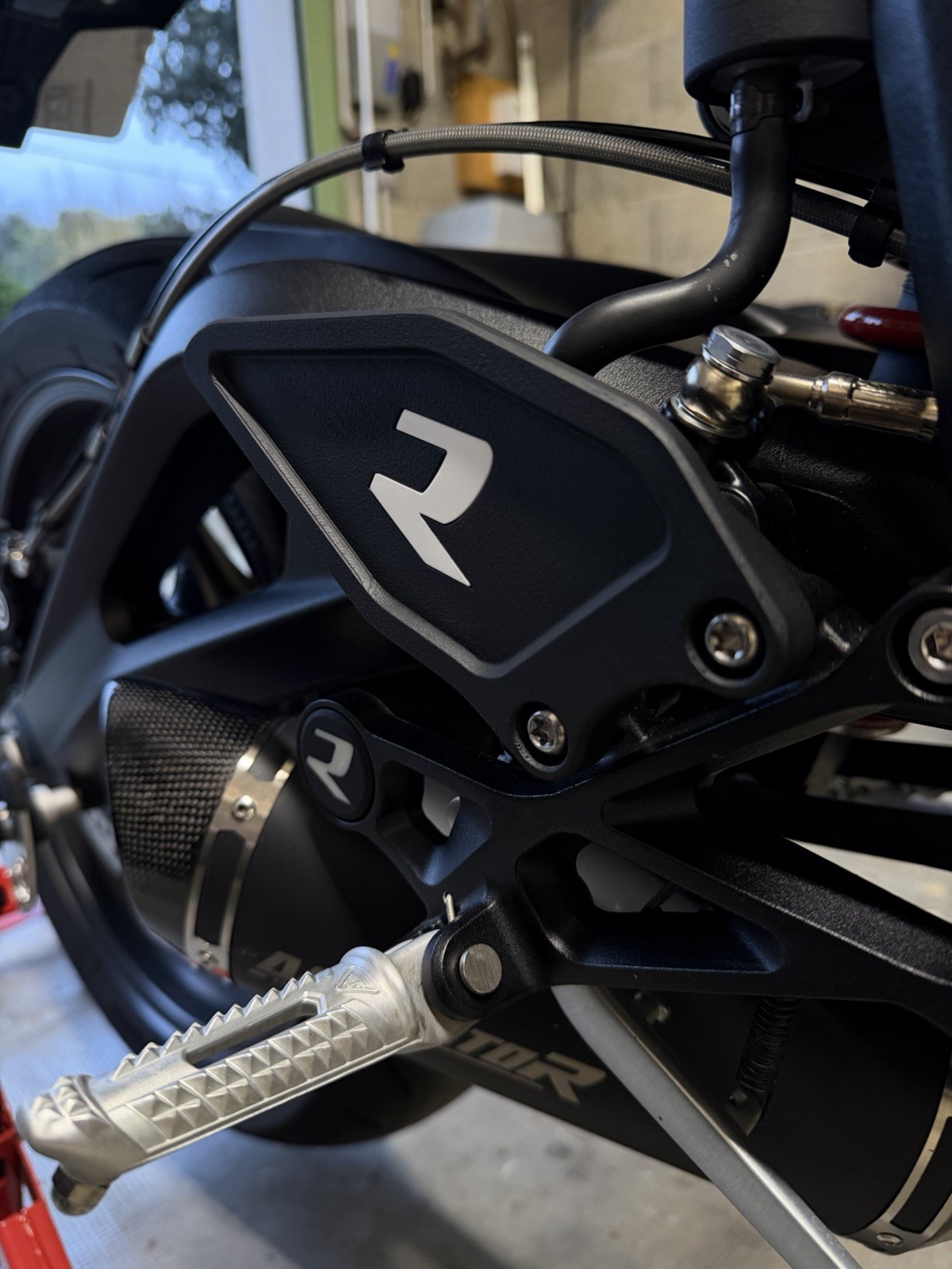 Protection de cheville pour platine repose-pied Street Triple 765 R en aluminium noir