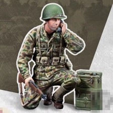 1/35 Scale WWII US Radio Operator Resin Figure Kneeling GI with Gear Model Kit
