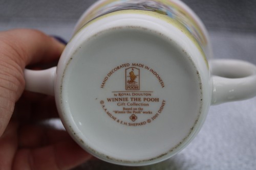 Winnie The Pooh Mug Eeyore Two Handled Mug Royal Doulton Gift Collection 2001 - Picture 4 of 8