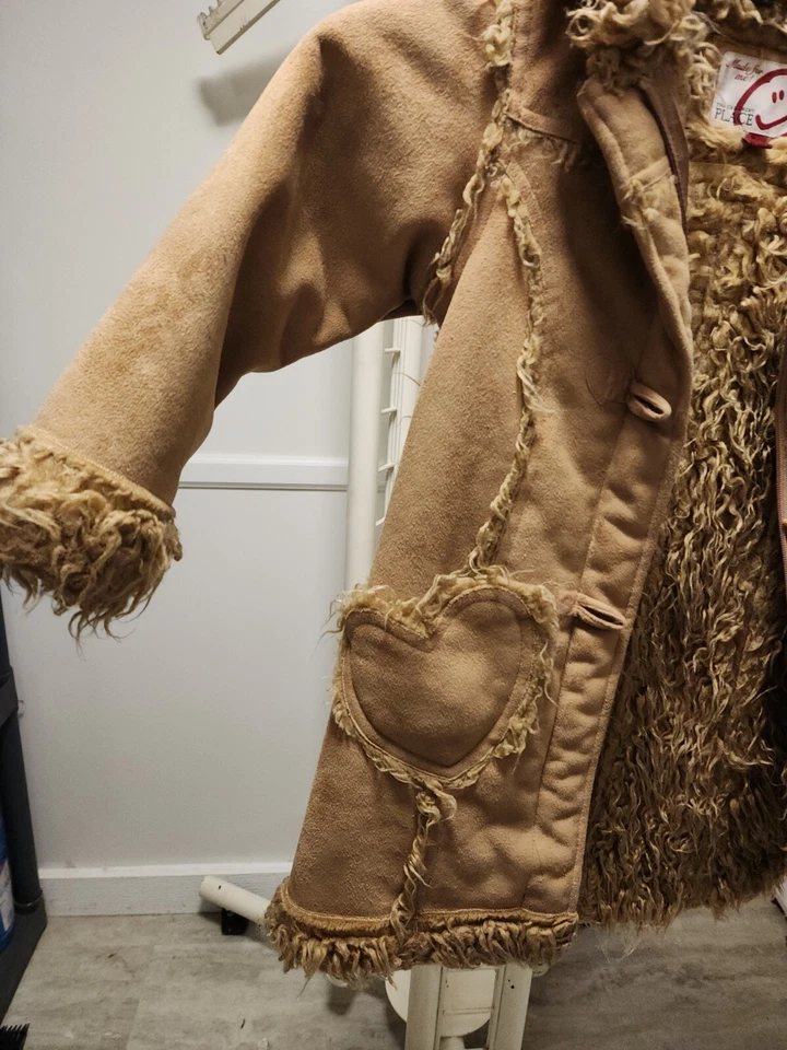 Abrigo para niñas The Childrens Place talla 5/6 forrado sharpa, corazones de gamuza, cremallera. Foto 2 de 4