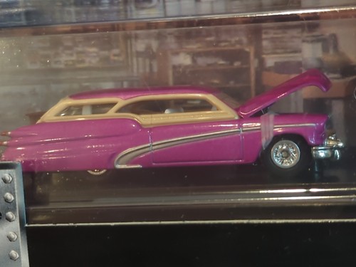 🔥NM 1998 Hot Wheels 100% FREDDO DA COLLEZIONE 1950 REDWOOD CUSTOM BUICK CON CUSTODIA - Foto 1 di 10