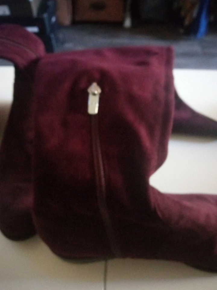 Botas hasta la rodilla de gamuza borgoña Mark Fisher, talla 8. Foto 2 de 4