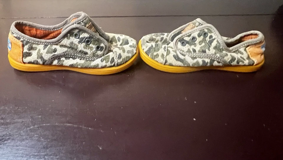 Toms sin cordones, camuflaje naranja/marrón, niño pequeño talla 10 EE. UU. Foto 4 de 4