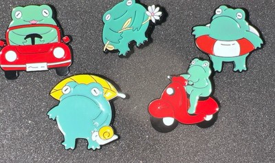 Cute frog pin Enamel Green amphibious jewelry 3-D collectible Animal Brooch