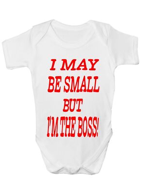 I May Be Small But I'm The Boss Strampler Weste Babykleidung lustiges Geschenk 