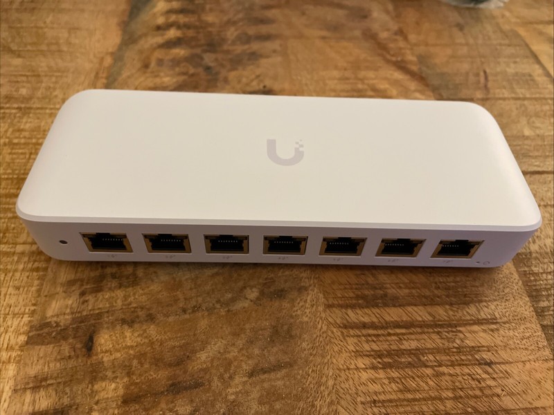 Ultra 8-Port Gigabit PoE+ Compliant Managed Network Switch USW-Ultra